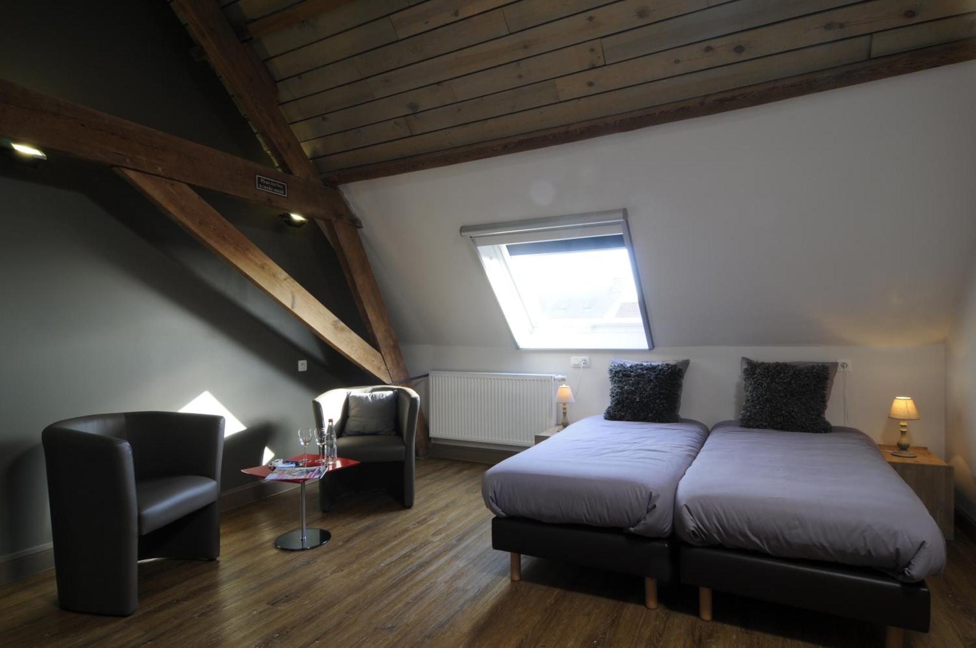 Oud Gemeentehuis Poelkapelle Bagian luar foto